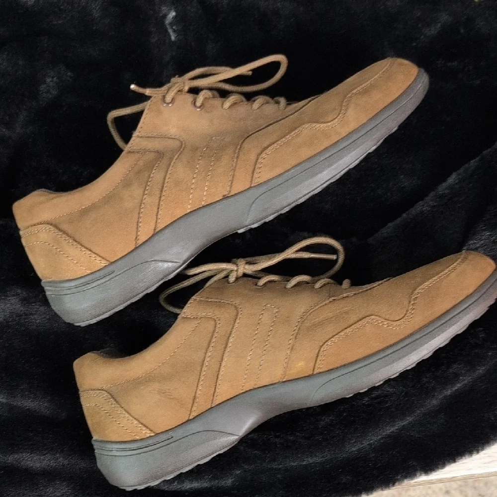 Easy Spirit Brown‎ Shoes with Suede Finish and Lace-Up Design. New. Size 10.